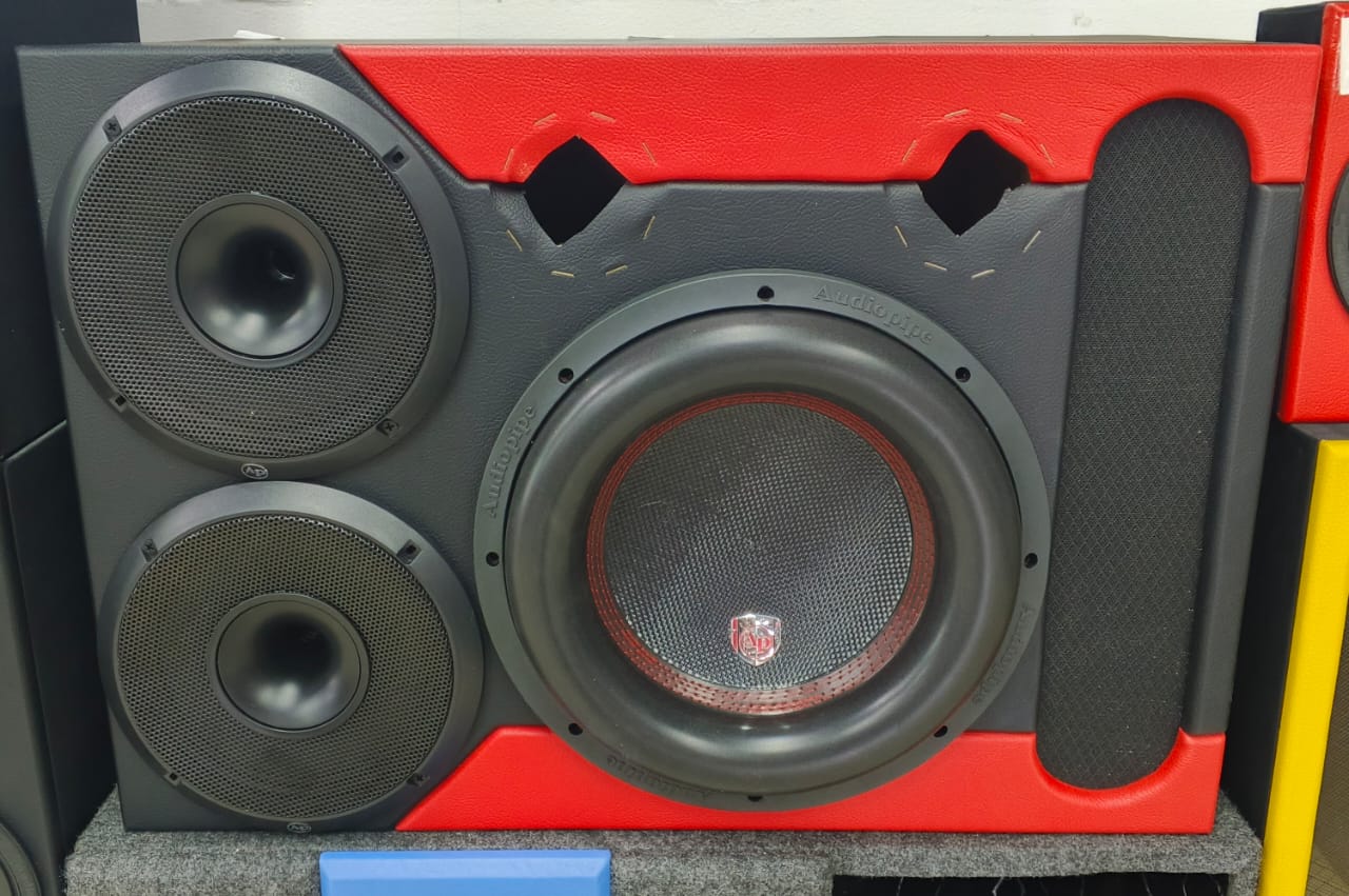  CAJON 12 Pulgadas LABERINTO CON MEDIO 8 Pulgadas CORTO    